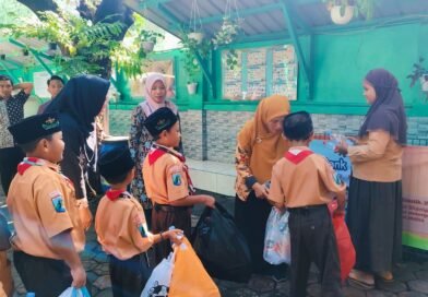 “Satu Botol, Seribu Manfaat: Aksi Jumat Berkah Peduli Sampah Plastik”