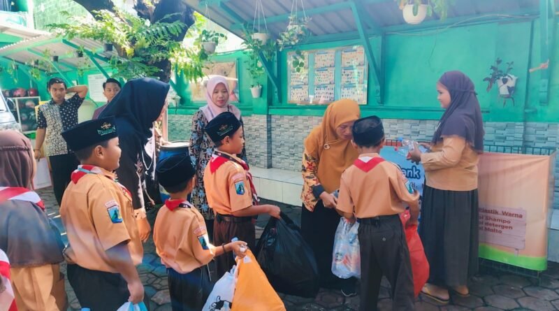“Satu Botol, Seribu Manfaat: Aksi Jumat Berkah Peduli Sampah Plastik”