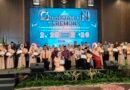 Pelepasan 95 Murid Kelas VI MINU KH. Mukmin Sidoarjo Tahun 2026 Berlangsung Khidmat dan Penuh Haru  Sidoarjo, 7 Juni 2026 – MINU KH. Mukmin Sidoarjo menyelenggarakan kegiatan Pelepasan Murid Kelas VI Tahun Pelajaran 2025/2026 pada Minggu, 7 Juni 2026, bertempat di Fave Hotel Sidoarjo. Kegiatan yang berlangsung dengan penuh khidmat, haru, dan kebersamaan ini menjadi momentum istimewa bagi 95 murid kelas VI yang telah menyelesaikan pendidikan di jenjang madrasah ibtidaiyah.  Acara pelepasan dihadiri oleh berbagai tokoh dan tamu undangan, di antaranya KH. Nurcholis Misbah dari Pondok Pesantren Al Amanah Junwangi Krian Sidoarjo, Kepala Kantor Kementerian Agama Kabupaten Sidoarjo, Pengawas PPAI Kecamatan Sidoarjo, Ketua LP Ma’arif NU Kabupaten Sidoarjo, Ketua MWC NU Kecamatan Sidoarjo, serta jajaran BPPPNU MINU KH. Mukmin Sidoarjo. Kehadiran para tokoh tersebut menjadi bentuk dukungan dan apresiasi terhadap perkembangan pendidikan di MINU KH. Mukmin Sidoarjo.  Dalam kesempatan tersebut, madrasah memberikan apresiasi kepada murid-murid berprestasi, baik yang meraih prestasi akademik terbaik maupun yang memperoleh nilai tertinggi dalam Tes Kemampuan Akademik (TKA). Penghargaan tersebut diharapkan dapat menjadi motivasi bagi seluruh peserta didik untuk terus meningkatkan prestasi, semangat belajar, dan daya saing di jenjang pendidikan berikutnya.  Tidak hanya memberikan penghargaan di bidang akademik, MINU KH. Mukmin Sidoarjo juga memberikan apresiasi kepada para penghafal Al-Qur’an sebagai bentuk komitmen madrasah dalam mencetak generasi Qur’ani yang unggul. Pada tahun ini, sebanyak 24 murid telah menyelesaikan munaqosah hafalan Juz 30, sedangkan 18 murid telah lulus munaqosah hafalan Juz 1 hingga Juz 3. Prestasi tersebut menjadi kebanggaan tersendiri bagi madrasah, orang tua, serta seluruh civitas pendidikan karena menunjukkan keberhasilan dalam menyeimbangkan pendidikan umum dan pendidikan keagamaan.  Kepala MINU KH. Mukmin Sidoarjo, Ibu Anis Faridah, M.Pd., dalam sambutannya menyampaikan bahwa kegiatan pelepasan bukanlah akhir dari sebuah perjuangan, melainkan awal untuk melangkah menuju jenjang pendidikan yang lebih tinggi.  “Pelepasan ini bukanlah akhir dari sebuah perjuangan, tetapi menjadi langkah awal untuk melanjutkan pendidikan ke jenjang berikutnya. Teruslah membangkitkan semangat belajar, menjadi pribadi yang berilmu, berakhlak mulia, serta terus berusaha meraih cita-cita. Perjalanan kalian masih panjang. Semoga Allah SWT memberikan kemudahan, kelancaran, dan keberkahan dalam setiap langkah menuju masa depan yang gemilang. Jadikan ilmu dan karakter yang telah ditanamkan oleh Bapak dan Ibu Guru selama enam tahun sebagai bekal untuk menghadapi tantangan kehidupan di masa depan,” pesan beliau.  Suasana haru semakin terasa saat para murid memberikan persembahan dan ucapan terima kasih kepada orang tua serta para guru yang telah mendampingi perjalanan pendidikan mereka. Momen tersebut menjadi pengingat bahwa keberhasilan yang diraih tidak lepas dari doa, bimbingan, dan pengorbanan keluarga serta seluruh tenaga pendidik.  Melalui kegiatan pelepasan ini, MINU KH. Mukmin Sidoarjo berharap seluruh lulusan mampu menjadi generasi yang unggul dalam ilmu pengetahuan, kokoh dalam nilai-nilai keislaman, serta siap menghadapi tantangan pendidikan di masa mendatang. Semangat belajar, akhlak mulia, dan kecintaan terhadap Al-Qur’an diharapkan senantiasa menjadi bekal utama dalam menggapai cita-cita serta memberikan manfaat bagi agama, bangsa, dan masyarakat.