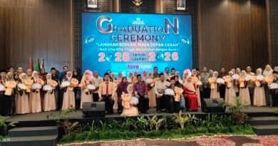Pelepasan 95 Murid Kelas VI MINU KH. Mukmin Sidoarjo Tahun 2026 Berlangsung Khidmat dan Penuh Haru  Sidoarjo, 7 Juni 2026 – MINU KH. Mukmin Sidoarjo menyelenggarakan kegiatan Pelepasan Murid Kelas VI Tahun Pelajaran 2025/2026 pada Minggu, 7 Juni 2026, bertempat di Fave Hotel Sidoarjo. Kegiatan yang berlangsung dengan penuh khidmat, haru, dan kebersamaan ini menjadi momentum istimewa bagi 95 murid kelas VI yang telah menyelesaikan pendidikan di jenjang madrasah ibtidaiyah.  Acara pelepasan dihadiri oleh berbagai tokoh dan tamu undangan, di antaranya KH. Nurcholis Misbah dari Pondok Pesantren Al Amanah Junwangi Krian Sidoarjo, Kepala Kantor Kementerian Agama Kabupaten Sidoarjo, Pengawas PPAI Kecamatan Sidoarjo, Ketua LP Ma’arif NU Kabupaten Sidoarjo, Ketua MWC NU Kecamatan Sidoarjo, serta jajaran BPPPNU MINU KH. Mukmin Sidoarjo. Kehadiran para tokoh tersebut menjadi bentuk dukungan dan apresiasi terhadap perkembangan pendidikan di MINU KH. Mukmin Sidoarjo.  Dalam kesempatan tersebut, madrasah memberikan apresiasi kepada murid-murid berprestasi, baik yang meraih prestasi akademik terbaik maupun yang memperoleh nilai tertinggi dalam Tes Kemampuan Akademik (TKA). Penghargaan tersebut diharapkan dapat menjadi motivasi bagi seluruh peserta didik untuk terus meningkatkan prestasi, semangat belajar, dan daya saing di jenjang pendidikan berikutnya.  Tidak hanya memberikan penghargaan di bidang akademik, MINU KH. Mukmin Sidoarjo juga memberikan apresiasi kepada para penghafal Al-Qur’an sebagai bentuk komitmen madrasah dalam mencetak generasi Qur’ani yang unggul. Pada tahun ini, sebanyak 24 murid telah menyelesaikan munaqosah hafalan Juz 30, sedangkan 18 murid telah lulus munaqosah hafalan Juz 1 hingga Juz 3. Prestasi tersebut menjadi kebanggaan tersendiri bagi madrasah, orang tua, serta seluruh civitas pendidikan karena menunjukkan keberhasilan dalam menyeimbangkan pendidikan umum dan pendidikan keagamaan.  Kepala MINU KH. Mukmin Sidoarjo, Ibu Anis Faridah, M.Pd., dalam sambutannya menyampaikan bahwa kegiatan pelepasan bukanlah akhir dari sebuah perjuangan, melainkan awal untuk melangkah menuju jenjang pendidikan yang lebih tinggi.  “Pelepasan ini bukanlah akhir dari sebuah perjuangan, tetapi menjadi langkah awal untuk melanjutkan pendidikan ke jenjang berikutnya. Teruslah membangkitkan semangat belajar, menjadi pribadi yang berilmu, berakhlak mulia, serta terus berusaha meraih cita-cita. Perjalanan kalian masih panjang. Semoga Allah SWT memberikan kemudahan, kelancaran, dan keberkahan dalam setiap langkah menuju masa depan yang gemilang. Jadikan ilmu dan karakter yang telah ditanamkan oleh Bapak dan Ibu Guru selama enam tahun sebagai bekal untuk menghadapi tantangan kehidupan di masa depan,” pesan beliau.  Suasana haru semakin terasa saat para murid memberikan persembahan dan ucapan terima kasih kepada orang tua serta para guru yang telah mendampingi perjalanan pendidikan mereka. Momen tersebut menjadi pengingat bahwa keberhasilan yang diraih tidak lepas dari doa, bimbingan, dan pengorbanan keluarga serta seluruh tenaga pendidik.  Melalui kegiatan pelepasan ini, MINU KH. Mukmin Sidoarjo berharap seluruh lulusan mampu menjadi generasi yang unggul dalam ilmu pengetahuan, kokoh dalam nilai-nilai keislaman, serta siap menghadapi tantangan pendidikan di masa mendatang. Semangat belajar, akhlak mulia, dan kecintaan terhadap Al-Qur’an diharapkan senantiasa menjadi bekal utama dalam menggapai cita-cita serta memberikan manfaat bagi agama, bangsa, dan masyarakat.