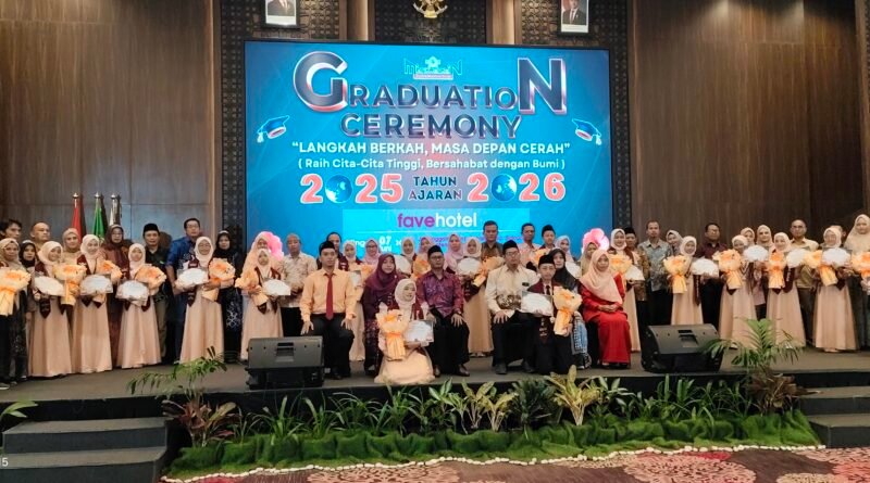Pelepasan 95 Murid Kelas VI MINU KH. Mukmin Sidoarjo Tahun 2026 Berlangsung Khidmat dan Penuh Haru  Sidoarjo, 7 Juni 2026 – MINU KH. Mukmin Sidoarjo menyelenggarakan kegiatan Pelepasan Murid Kelas VI Tahun Pelajaran 2025/2026 pada Minggu, 7 Juni 2026, bertempat di Fave Hotel Sidoarjo. Kegiatan yang berlangsung dengan penuh khidmat, haru, dan kebersamaan ini menjadi momentum istimewa bagi 95 murid kelas VI yang telah menyelesaikan pendidikan di jenjang madrasah ibtidaiyah.  Acara pelepasan dihadiri oleh berbagai tokoh dan tamu undangan, di antaranya KH. Nurcholis Misbah dari Pondok Pesantren Al Amanah Junwangi Krian Sidoarjo, Kepala Kantor Kementerian Agama Kabupaten Sidoarjo, Pengawas PPAI Kecamatan Sidoarjo, Ketua LP Ma’arif NU Kabupaten Sidoarjo, Ketua MWC NU Kecamatan Sidoarjo, serta jajaran BPPPNU MINU KH. Mukmin Sidoarjo. Kehadiran para tokoh tersebut menjadi bentuk dukungan dan apresiasi terhadap perkembangan pendidikan di MINU KH. Mukmin Sidoarjo.  Dalam kesempatan tersebut, madrasah memberikan apresiasi kepada murid-murid berprestasi, baik yang meraih prestasi akademik terbaik maupun yang memperoleh nilai tertinggi dalam Tes Kemampuan Akademik (TKA). Penghargaan tersebut diharapkan dapat menjadi motivasi bagi seluruh peserta didik untuk terus meningkatkan prestasi, semangat belajar, dan daya saing di jenjang pendidikan berikutnya.  Tidak hanya memberikan penghargaan di bidang akademik, MINU KH. Mukmin Sidoarjo juga memberikan apresiasi kepada para penghafal Al-Qur’an sebagai bentuk komitmen madrasah dalam mencetak generasi Qur’ani yang unggul. Pada tahun ini, sebanyak 24 murid telah menyelesaikan munaqosah hafalan Juz 30, sedangkan 18 murid telah lulus munaqosah hafalan Juz 1 hingga Juz 3. Prestasi tersebut menjadi kebanggaan tersendiri bagi madrasah, orang tua, serta seluruh civitas pendidikan karena menunjukkan keberhasilan dalam menyeimbangkan pendidikan umum dan pendidikan keagamaan.  Kepala MINU KH. Mukmin Sidoarjo, Ibu Anis Faridah, M.Pd., dalam sambutannya menyampaikan bahwa kegiatan pelepasan bukanlah akhir dari sebuah perjuangan, melainkan awal untuk melangkah menuju jenjang pendidikan yang lebih tinggi.  “Pelepasan ini bukanlah akhir dari sebuah perjuangan, tetapi menjadi langkah awal untuk melanjutkan pendidikan ke jenjang berikutnya. Teruslah membangkitkan semangat belajar, menjadi pribadi yang berilmu, berakhlak mulia, serta terus berusaha meraih cita-cita. Perjalanan kalian masih panjang. Semoga Allah SWT memberikan kemudahan, kelancaran, dan keberkahan dalam setiap langkah menuju masa depan yang gemilang. Jadikan ilmu dan karakter yang telah ditanamkan oleh Bapak dan Ibu Guru selama enam tahun sebagai bekal untuk menghadapi tantangan kehidupan di masa depan,” pesan beliau.  Suasana haru semakin terasa saat para murid memberikan persembahan dan ucapan terima kasih kepada orang tua serta para guru yang telah mendampingi perjalanan pendidikan mereka. Momen tersebut menjadi pengingat bahwa keberhasilan yang diraih tidak lepas dari doa, bimbingan, dan pengorbanan keluarga serta seluruh tenaga pendidik.  Melalui kegiatan pelepasan ini, MINU KH. Mukmin Sidoarjo berharap seluruh lulusan mampu menjadi generasi yang unggul dalam ilmu pengetahuan, kokoh dalam nilai-nilai keislaman, serta siap menghadapi tantangan pendidikan di masa mendatang. Semangat belajar, akhlak mulia, dan kecintaan terhadap Al-Qur’an diharapkan senantiasa menjadi bekal utama dalam menggapai cita-cita serta memberikan manfaat bagi agama, bangsa, dan masyarakat.