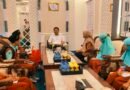 Suara Masa Depan untuk Sidoarjo: Murid MINU KH. Mukmin Serahkan Buku Surat kepada Bupati Sidoarjo Bapak Subandi