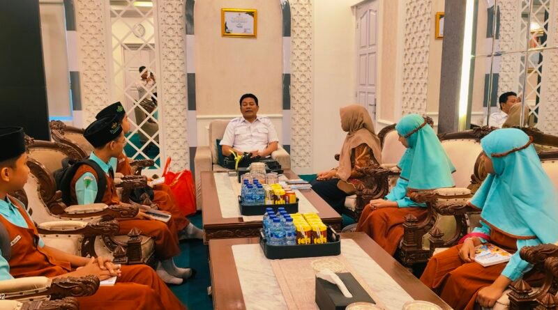 Suara Masa Depan untuk Sidoarjo: Murid MINU KH. Mukmin Serahkan Buku Surat kepada Bupati Sidoarjo Bapak Subandi