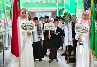 Peringatan Hari Santri Nasional, MINU KH Mukmin Gebyar Pawai dan Kreativitas Siswa dalam Cosplay Para Ulama